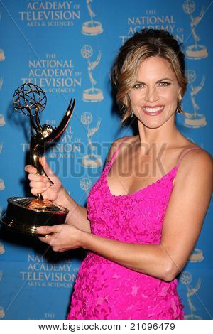 LOS ANGELES - JUN 17: Natalie Morales accepterar Emmy för regissören Joe Michaels i området tryck på
