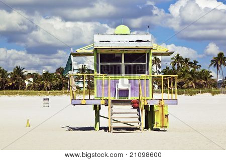Beachlife na bílé pláži v Jižní Miami