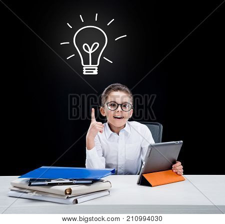 Girlpointingupwithfinger