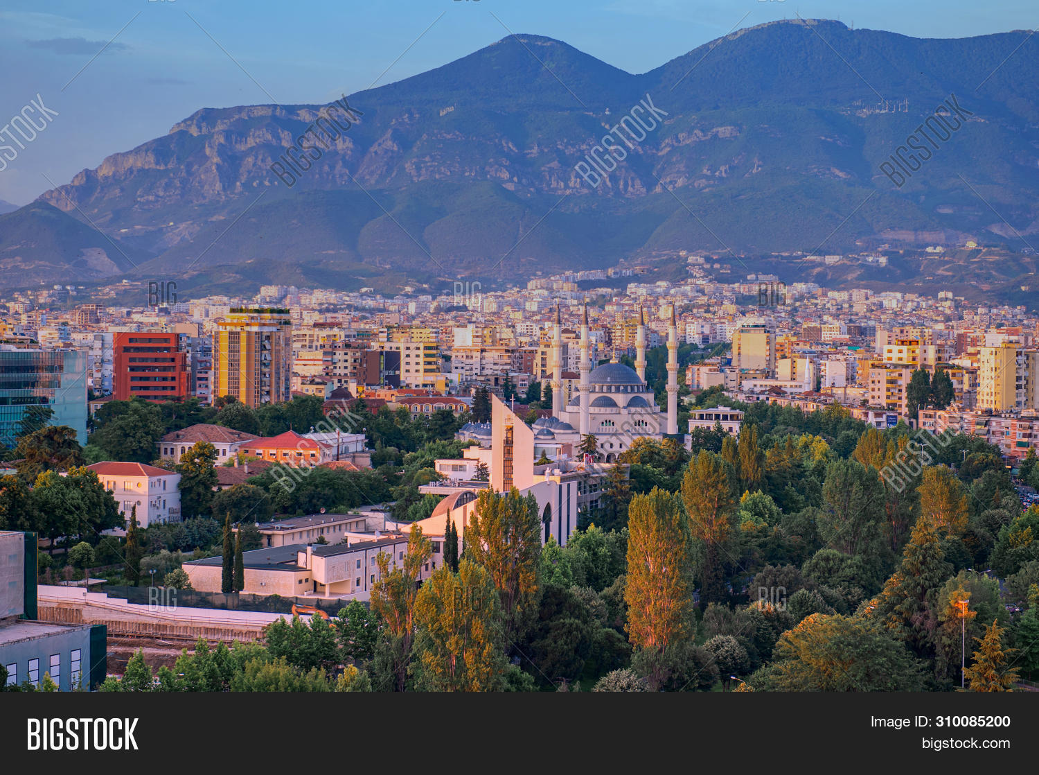 Тирана центр города. Тирана албания. Албанская столица сканворд 6. Албания город тирана. Возрождение югославии.