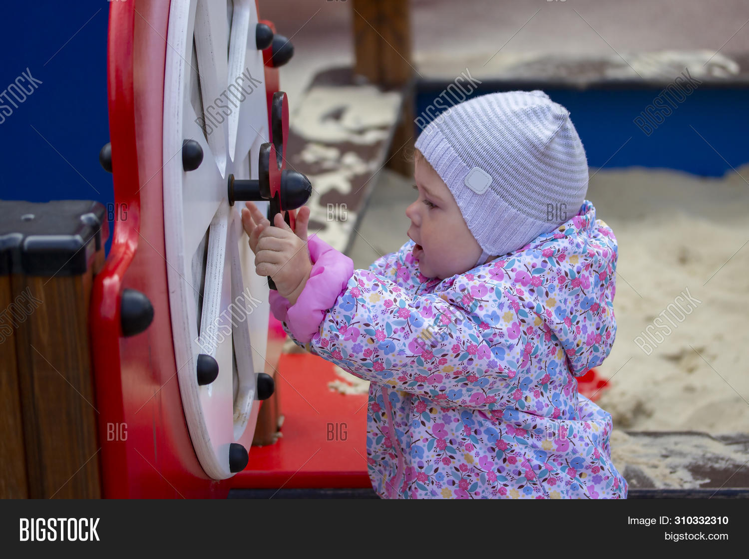 Imagen y foto Baby Girl Spinning (prueba gratis) Bigstock