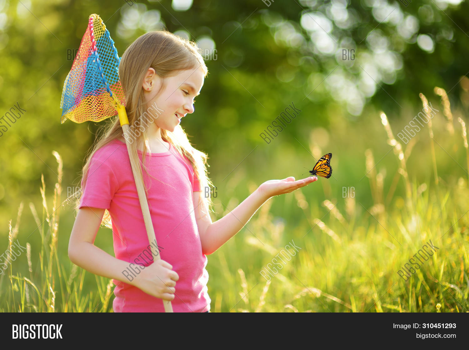 девочка с удочкой. девочка с удочкой. женщина с удочкой. мостик для детей. девушка поймала ребенка.