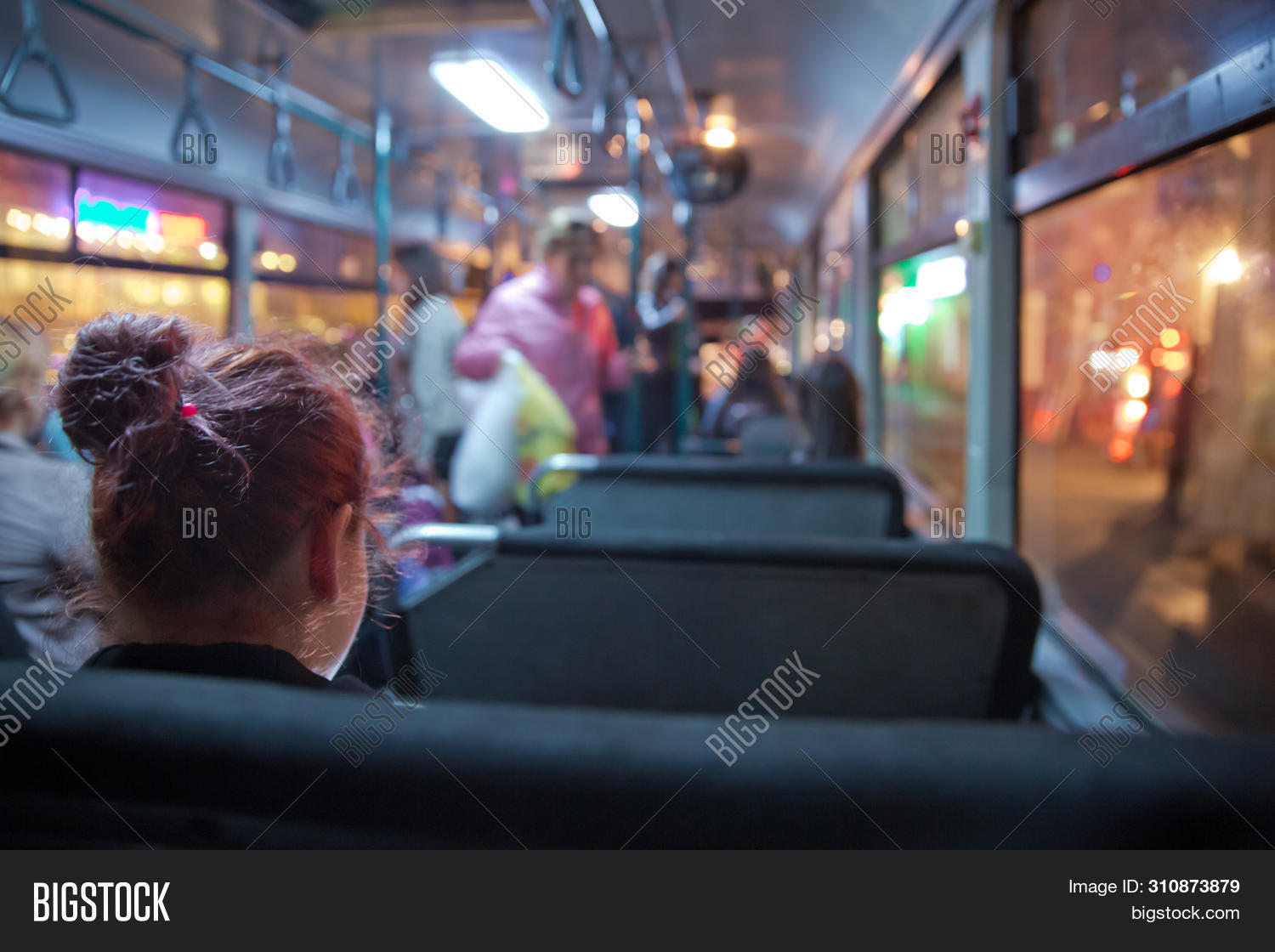 автобус последний ряд. задние сиденья автобуса. автобус последний ряд. откидываются ли сиденья сзади в автобусе неоплан. автобус последний ряд.