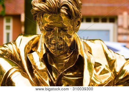 30-05-9019 Amsterdam The Netherlands Artzuid In Amsterdam Golden Statue Jan Fabre (1958) Bel Named:7