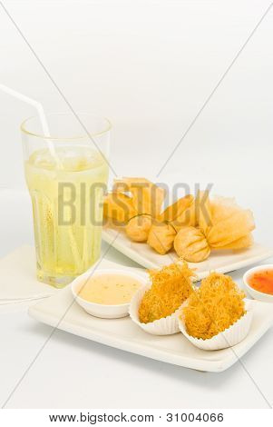 ทอดอาหารในร้านอาหารรวมติ่มซำ