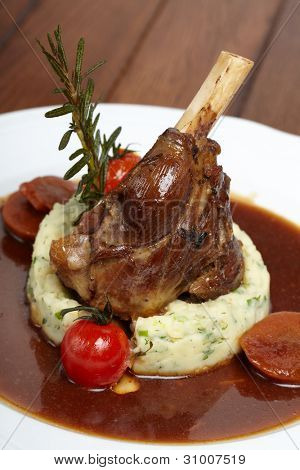 Codillo asado de cerdo con salsa