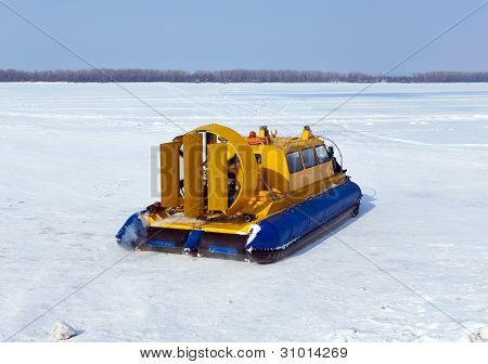 Hovercraft sulla riva di un fiume ghiacciato