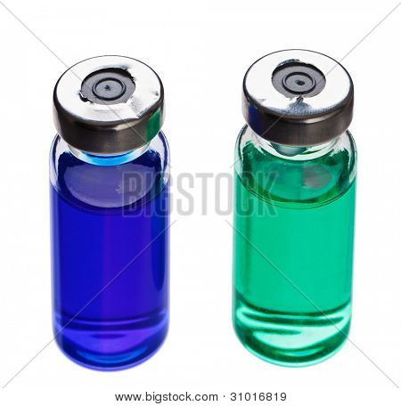 파란색과 녹색 의료 ampoules는 흰색 절연