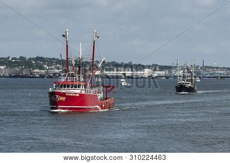 New Bedford, Massachusetts, Usa - July 6, 2019: Scalloper Elizabeth & Niki And Clammer Enterprise Go