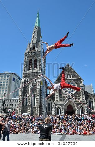 กายกรรมทำบนบันไดหน้าวิหารที่เทศกาล Buskers โลก