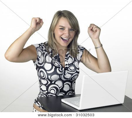 Lachen schattige blonde meisje met Laptop In licht terug