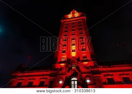 Miami, Usa - February 14, 2019: Freedom Tower In Downtown Miami On A Clear Night