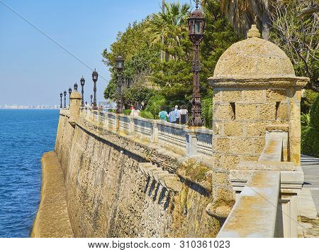 Cadiz, Spain - June 22, 2019. Sentry Box Of The Paseo De Carlos Iii Promenade With The Carlos Iii Ga