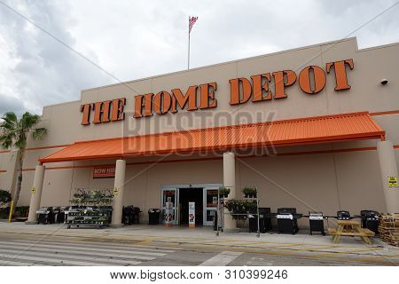 Vero Beach, Fl/usa-6/7/19: The Home Depot Inc. Or Home Depot Is An American Home Improvement Supplie