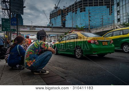 Bangkok,thailand - Jun 29, 2019 : Young Men And Women Waiting For The Bus At Khlong Toei Road.
