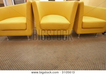 Três cadeiras amarelas