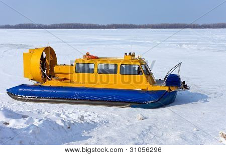 Hovercraft sulla riva di un fiume ghiacciato