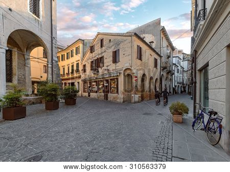 The Old  Street In Treviso. Evening Foto.