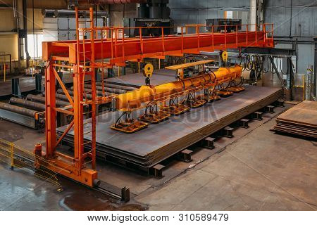 Overhead Crane With Vacuum Handling Grippers Lift Steel Sheet