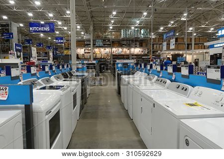 Vero Beach,fl/usa-7/3/19:  A Row Of Washers And Dryers For Sale At Lowes Hardware Store Appliance De