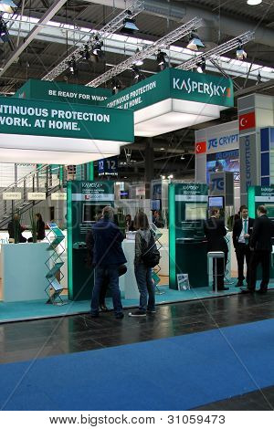 Hannover, Německo - březen 10, 2012: Stojan Kaspersky Lab v Cebit počítač Expo, Hannover, Ger