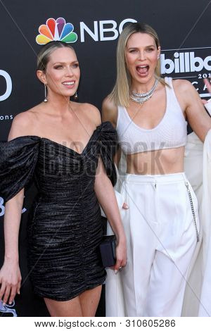 LAS VEGAS - MAY 1:  Erin Foster, Sara Foster at the 2019 Billboard Music Awards at MGM Grand Garden Arena on May 1, 2019 in Las Vegas, NV