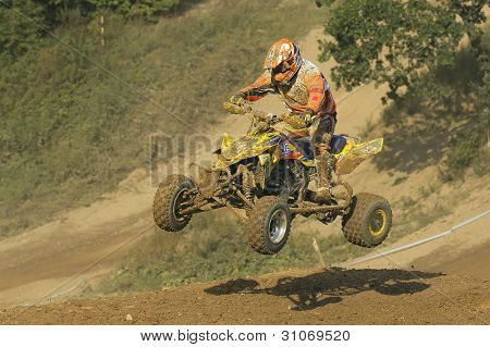 Qaud motorcykel rytter hopper (dejlig skygge)