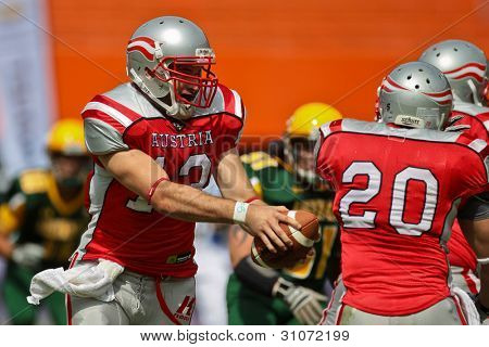 Wien, Österreich-15. Juli: Thomas Haider (# 13 Österreich) hand von den Ball zu Rb qb Mario Nerad (# 20 