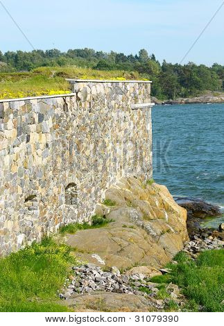 ผนังหินของป้อมปราการ Sveaborg Suomenlinna ในเฮลซิงกิ ฟินแลนด์