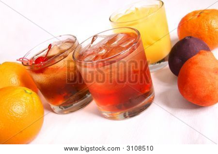 Három kevert italok rövid szemüveg