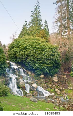 Schöne Zier-Gärten im Frühjahr mit See und Wasserfall