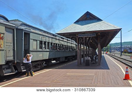 Scranton, Pa, Usa - Aug 7, 2010: Historic Central Railroad Of New Jersey Passenger Coach 1157 On Pla