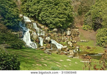 Schöne Zier-Gärten im Frühjahr mit See und Wasserfall