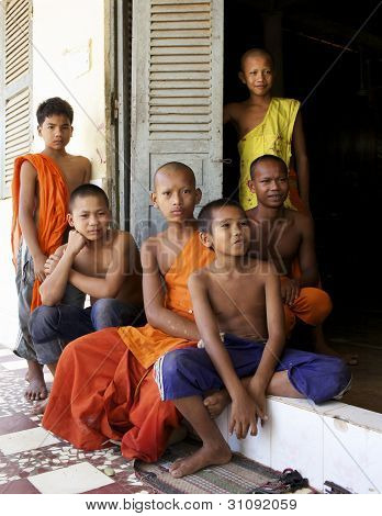 Cambogia monaci buddisti giovani
