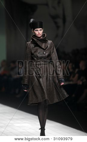 ZAGREB, Croatie - 17 mars : Mannequin porte des vêtements fabriqués par Branka Donassy sur « Dove FASHION.HR » 