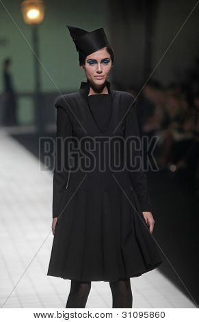 ZAGREB, Croatie - 17 mars : Mannequin porte des vêtements fabriqués par Branka Donassy sur « Dove FASHION.HR » 