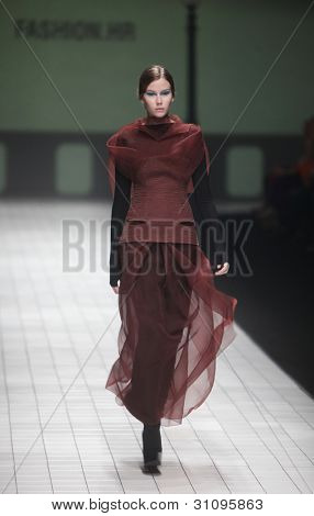 ZAGREB, Croatie - 17 mars : Mannequin porte des vêtements fabriqués par Branka Donassy sur « Dove FASHION.HR » 