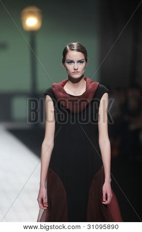 ZAGREB, Croatie - 17 mars : Mannequin porte des vêtements fabriqués par Branka Donassy sur « Dove FASHION.HR » 