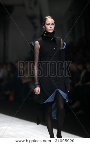 ZAGREB, Croatie - 17 mars : Mannequin porte des vêtements fabriqués par Branka Donassy sur « Dove FASHION.HR » 