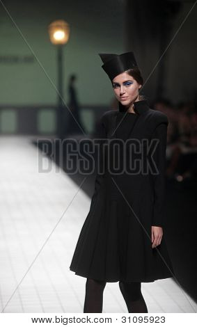 ZAGREB, Croatie - 17 mars : Mannequin porte des vêtements fabriqués par Branka Donassy sur « Dove FASHION.HR » 