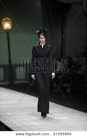 ZAGREB, Croatie - 17 mars : Mannequin porte des vêtements fabriqués par Branka Donassy sur « Dove FASHION.HR » 