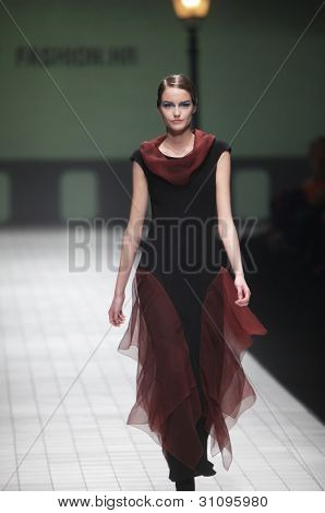 ZAGREB, Croatie - 17 mars : Mannequin porte des vêtements fabriqués par Branka Donassy sur « Dove FASHION.HR » 