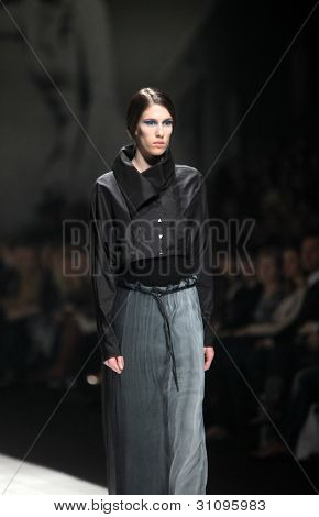 ZAGREB, Croatie - 17 mars : Mannequin porte des vêtements fabriqués par Branka Donassy sur « Dove FASHION.HR » 