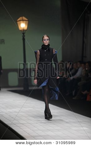 ZAGREB, Croatie - 17 mars : Mannequin porte des vêtements fabriqués par Branka Donassy sur « Dove FASHION.HR » 