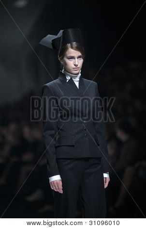 ZAGREB, Croatie - 17 mars : Mannequin porte des vêtements fabriqués par Branka Donassy sur « Dove FASHION.HR » 