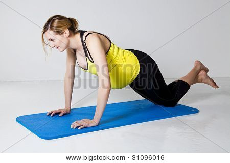 Schwangere Frau tun, Push-up-Ãœbung
