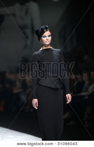 ZAGREB, Croatie - 17 mars : Mannequin porte des vêtements fabriqués par Branka Donassy sur « Dove FASHION.HR » 