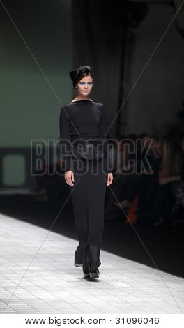 ZAGREB, Croatie - 17 mars : Mannequin porte des vêtements fabriqués par Branka Donassy sur « Dove FASHION.HR » 