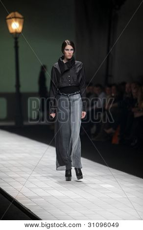 ZAGREB, Croatie - 17 mars : Mannequin porte des vêtements fabriqués par Branka Donassy sur « Dove FASHION.HR » 