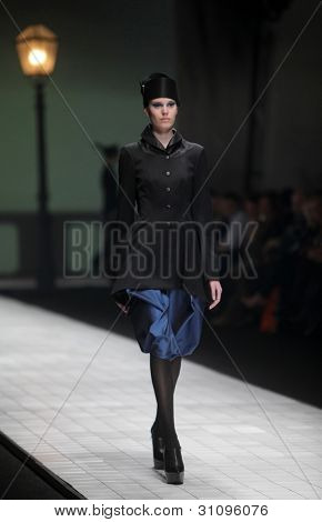 ZAGREB, Croatie - 17 mars : Mannequin porte des vêtements fabriqués par Branka Donassy sur « Dove FASHION.HR » 